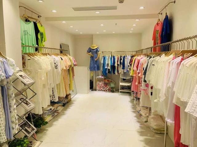 七浦路服裝店逆境中尋新機(jī) 批發(fā)轉(zhuǎn)零售，春裝巧變秋裝